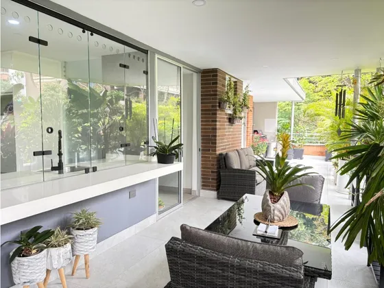  Venta De Apartamento En Castropol, Poblado. 