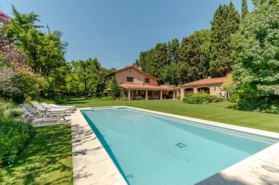 Maravillosa Residencia Con 3340 M2 De Lote En Don Torcuato, A 1 Cuadra De La Panamericana.