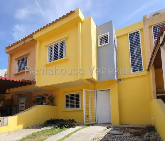 Casa Townhouse En Alquiler En Urb Privada Santa Rita A Estrenar Excelente Ubicacion Cerca Universidad Supermercado Estef 25-13740