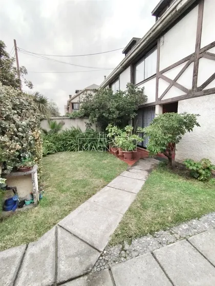 Casa De 3 Pisos En Venta De 4 Dorm. En Vitacura