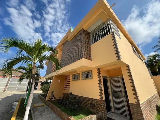 Townhouse Res Mocoties Ubicado En Tucacas
