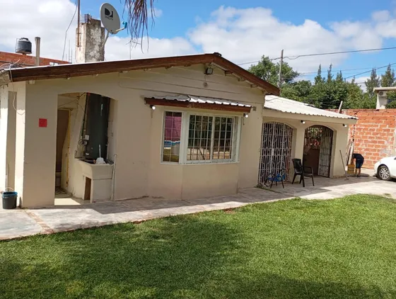 Casa En Venta - 4 Dormitorios 3 Baños - 9 De Abril