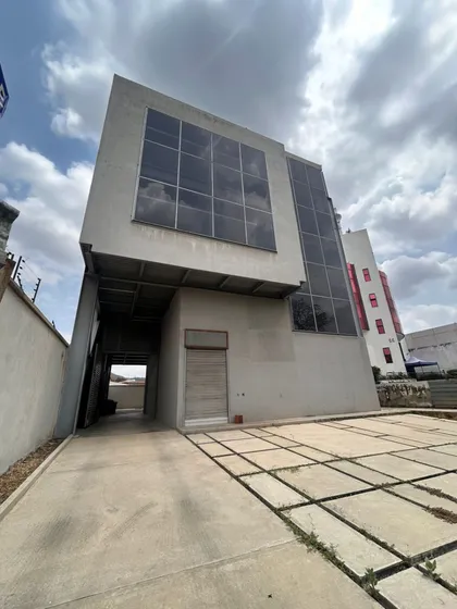Yosmar Y Fernando Venden Edificio Empresarial En Venta En Urbanizacion. El Viñedo, Valencia.