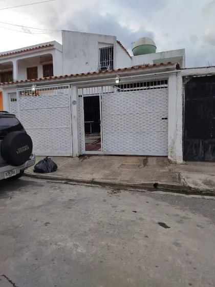 Casa En Venta Ubicada En Urb La Esmeralda 