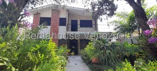Raiza Suárez Vende Amplia Y Espectacular Casa Ubicada En  Avenida Rotaria, Zona Oeste De Barquisimeto, 25-13495, Oportunidad De Negocio Para Uso Comercial  O Residencial Por Su Estratégica Ubicacion