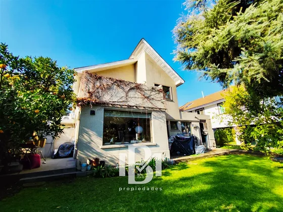 Casa Remodelada En Los Dominicos, Gran Ubicación