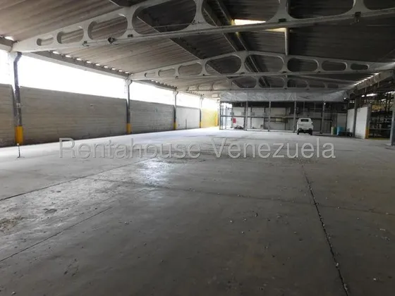 Erika Armeya Alquila, Amplio Galpon En La Zona Industria 1 De Barquisimeto. Flex: 25-16539