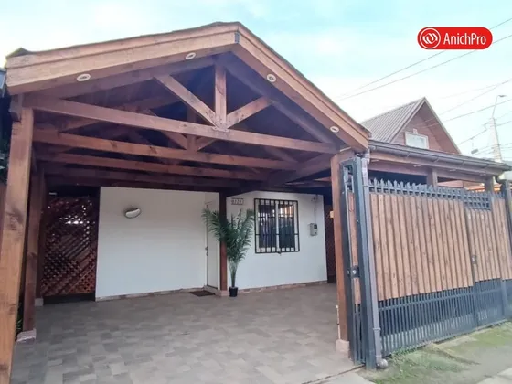 Anich Propiedades Vende Casa De Dos Pisos En Los Pinares.