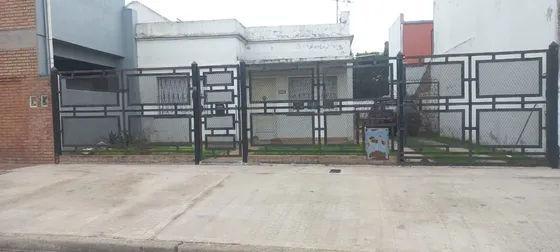Casa Amplia, Muy Sólida!!! Gran Oportunidad!
