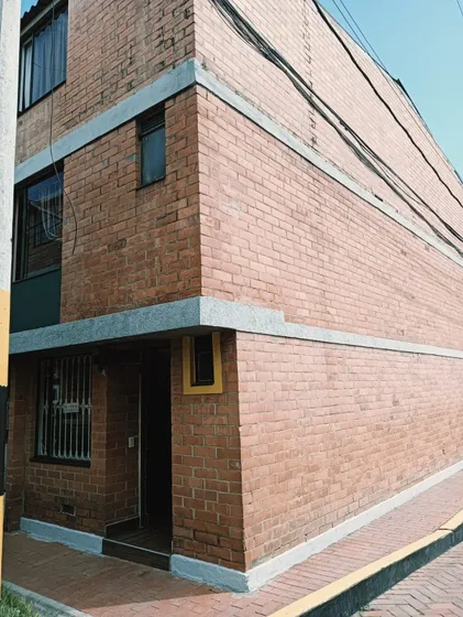 Se Vende Casa De Tres Pisos, Ubicada Al Sur De Bogotá.