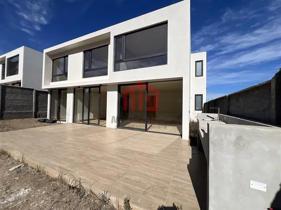 Oportunidad, Casa Nueva En Condominio, Grandes Espacios.