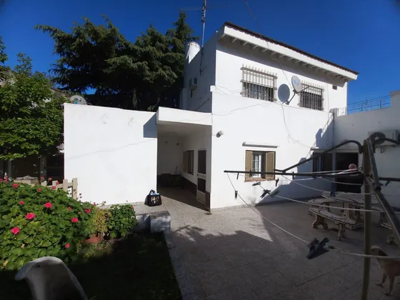 Casa En Venta - 3 Dormitorios 2 Baños - Cochera - 289mts2 - Florencio Varela