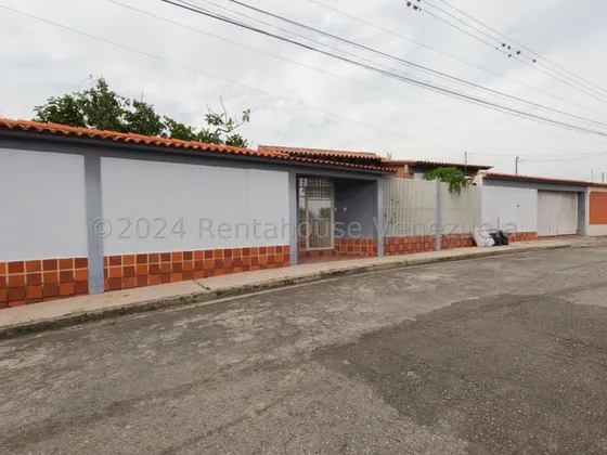 Yoselin Cabesas Tiene Casa En Venta En Colinas De Santa Rosa 25-909 Yc