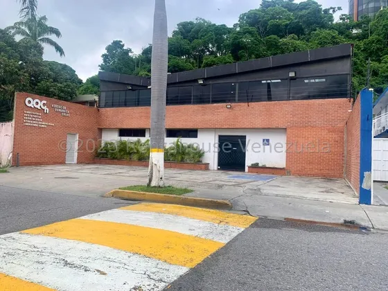 Chuao !! Formidable Casa Comercial A Pie De Calle, Ideal Para Servicios De Salud O Cualquier Otro Uso Comercial, 802 M2 Terreno, 400 M2 Construcc., 15 Hab., 13 Baños, 7 Pe, Zona Segura Y Alto Tráfico.