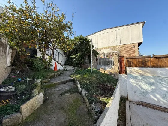 Casa 4d 1b Con Antejardin, Patio Entrada Con Escalas, Viña