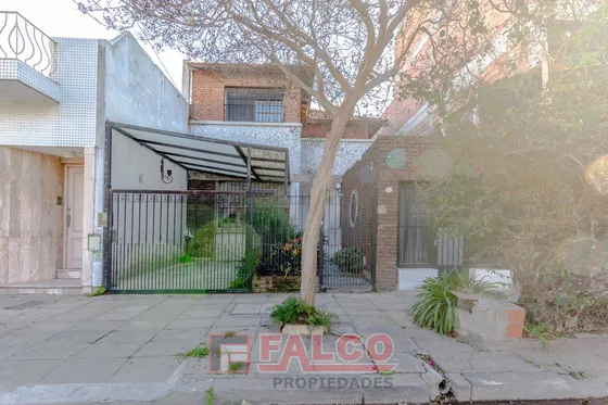 Casa 5 Amb - Lote 8,66m X 27,50m - Cochera - 2 Plantas - Dos Viviendas