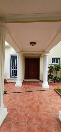 Vendo Casa En Viejo Arroyo Hondo, 2 Niveles, Remodelada En Proyecto Cerrado.