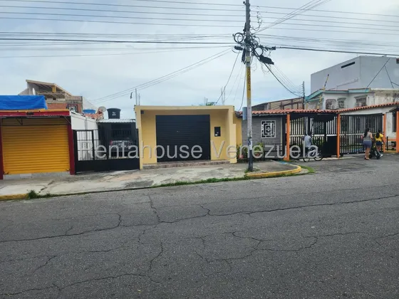 Local Comercial En Alquiler En San Diego A Pie De Calle, A Pocos Metros De La Av. Don Julio Centeno. Ideal Para Cualquier Actividad Económica. Cuenta Con Una Área Amplia Principal,
