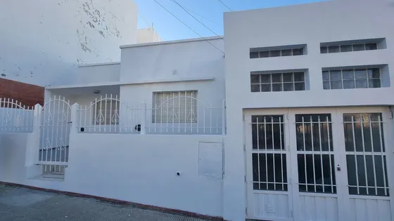 Casa Sobre Avenida Alsina 
