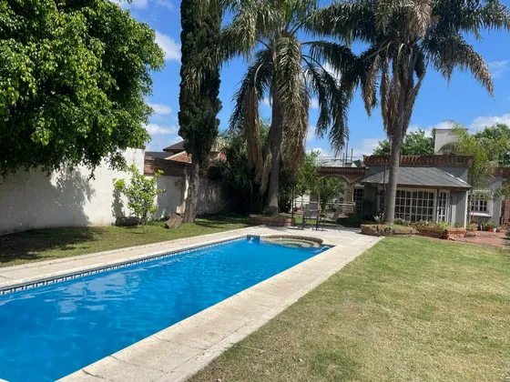 Retasada !!! Oportunidad !! Excelente Casa Distribuida En Una Sola Planta, Llena De Luz, Con Pileta Y Gran Jardín. 