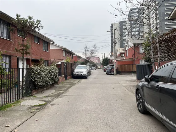 Casa En Venta De 4 Dorm. En Ñuñoa