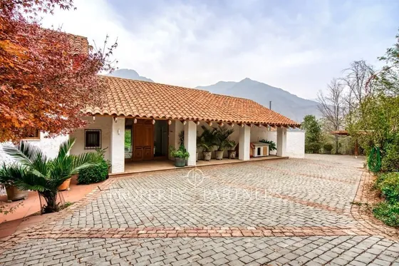 Gran Casa En Condominio Con Amplio Terreno Y Excel...