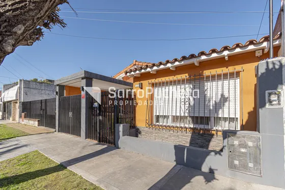 Venta Casa 3 Ambientes En Villa Luzuriaga.