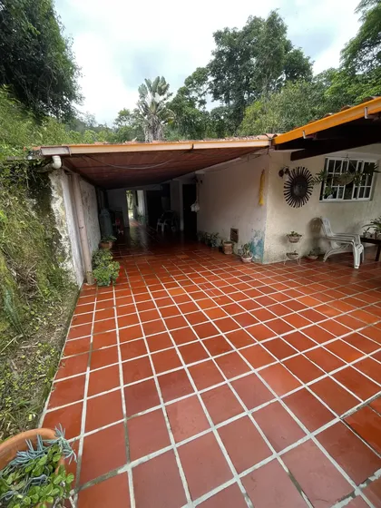 *se Vende Casa En Urb. Los Montes Verdes - Los Teques* A 10 Min. De La Estación Del Metro Independencia De Los Teques 1297m2 Terreno 250m2 Casa De 1 Nivel *$80mil$3 Hab. Con Baños Privados. 1