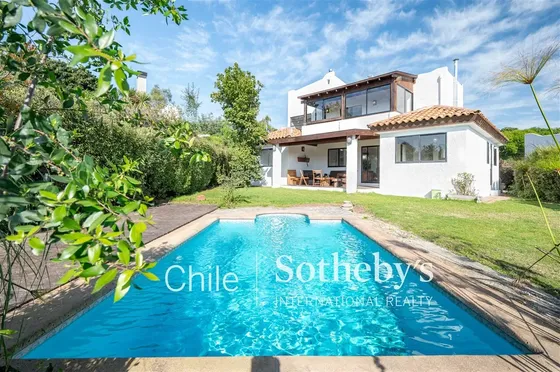 Casa En Venta De 4 Dormitorios, En Condominio Maitencillo.