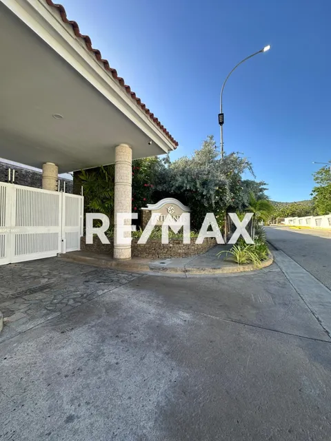 Townhouse En Obra Blanca, Atlantis, Paraíso 1, Maneiro, Isla De Margarita Cod: 1295