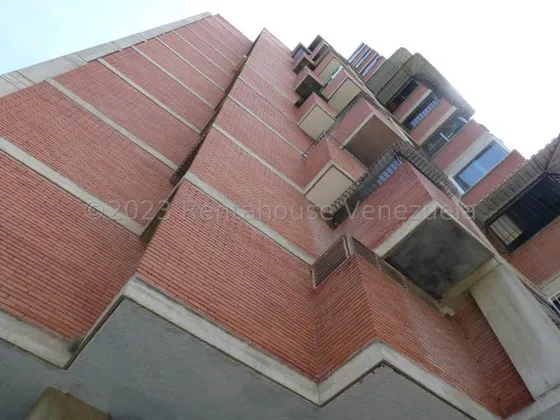 Bello Apartamento Completamente Remodelado En Venta En San Luis, Mls #24-9708