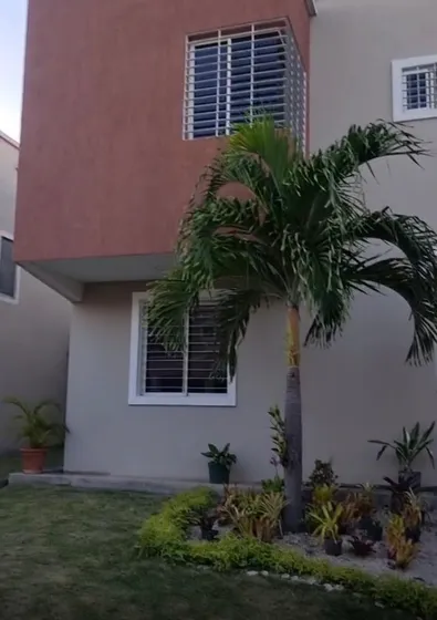 Hermoso Town House En Ciudad Roca. Este De Bqto. Emss Vende 