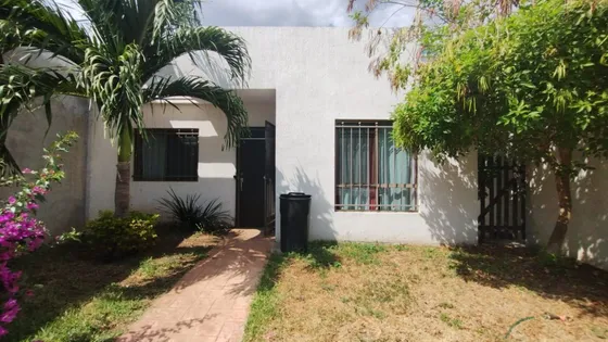 Casa De Una Planta En Venta En Mérida, En Las Américas, 2 Rec Y Piscina