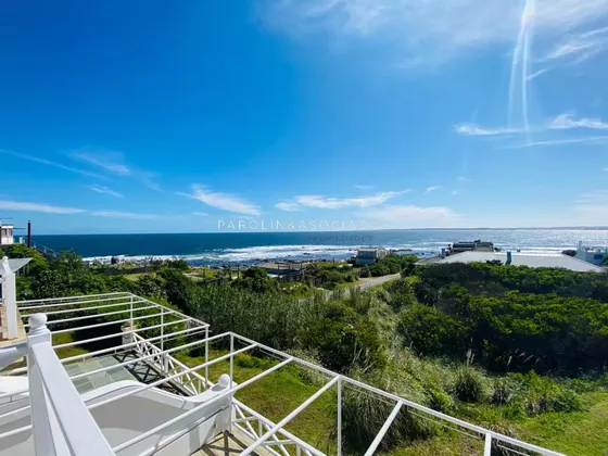 Apartamento De 3 Dormitorios En Venta En Barrancas, Punta Del Este.