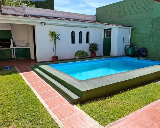 Venta - Chalet 3 Amb. En Don Torcuato, Gran Jardín, Pileta Y Quincho