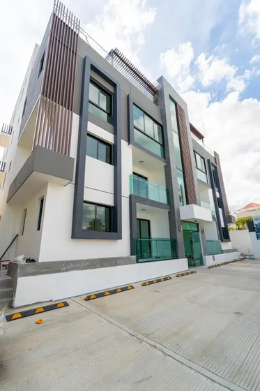 Apartamento Primer Nivel Con 3 Habitaciones Y Excelentes Terminaciones De Venta En Jardines Del Sur, Av. Hispanoamericana!