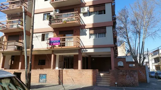 Venta Departamento,  2 Ambientes Con Cochera En Ramos Mejia Centro. Apto Profesional. 
