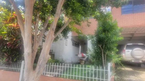 Alquiler/ Anexo/ En Quinta/ La Carlota/ 2 Habtciones/ 2 Baños/ 1 Puesto De Estacionamiento