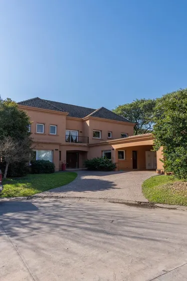 Casa De 4 Dormitorios En Venta En Yerba Buena -  Los Olivos