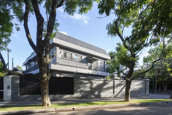 Retasada - Casa En Acassuso Con Patio Y Pileta. Tres Cocheras