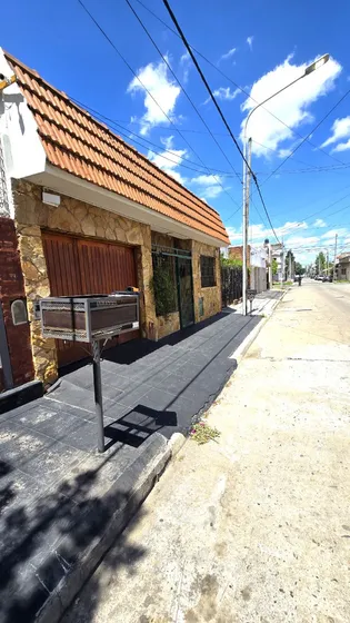 Chalet Clasico De 3 Amb Con Cochera Terraza Y Amplio Jardin.
