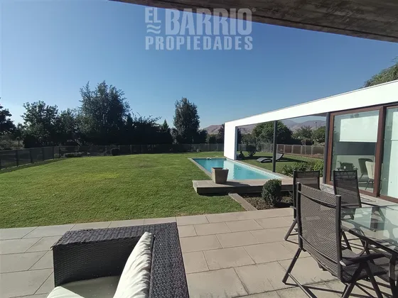 Casa En Venta De 6 Dorm. En Colina