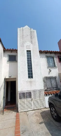 En Venta Townhouse Para Remodelar En Aguamarina, Lechería