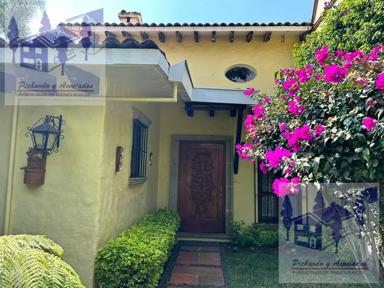 Casa En Venta Con Alberca En El Fraccionamiento Los Limoneros.