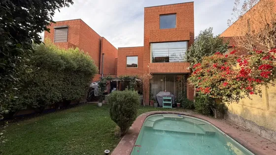 Amplia Casa En San Carlos De Apoquindo 5d + 5b