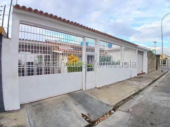Oportunidad De Inversión Amplia Casa Quinta De 300 Mts2 Con Local Comercial, Tanque Subterráneo, Urb La Haciendita - Cagua 26-17590 Hc