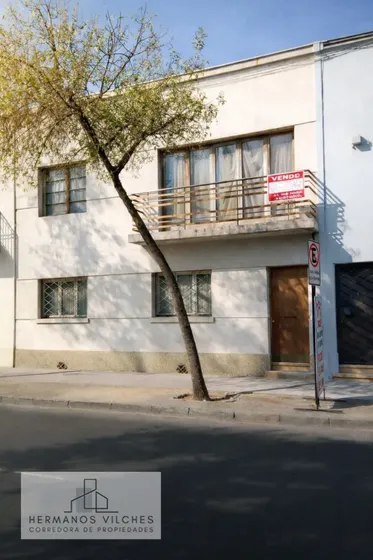 Casa En Barrio Comercial En Calle Copiapó, Stgo.