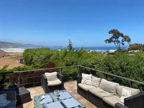 Casa En Venta De 5 Dorm. A Pasos De La Playa De Cachagua!!!