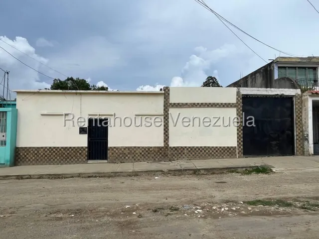 María Martínez Vende Esta Amplia Casa Al Este De Barquisimeto, Ideal Para Uso Comercial,amplias Habitaciones, Lista Para Remodelarla, Así Impulsar Actividades Económicas Y Nuevos Emprendimientos.