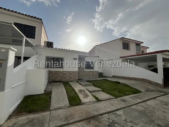 Moderna Y Exclusiva Casa En Venta En Una De Las Mejores Zonas De Cabudare, Cercano A La Av, Ribereña  Rah Ve
